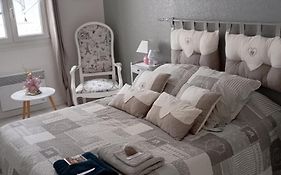 la maison rose 2 chambres avec lit pour 2 personnes et 2 salles de bains a 15 kilomètres du circuit de Magny-Cours et 1,2 kilomètre du sanctuaire de ste Bernadette